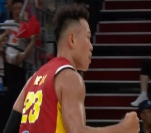 MVP！贺希宁挺身而出里突外投连得5分帮助球队缩小分差
