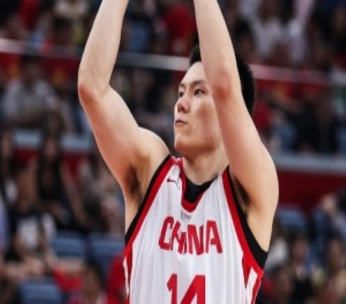 上篮没进挺可惜！李弘权半场3投1中得到3分2篮板正负值7