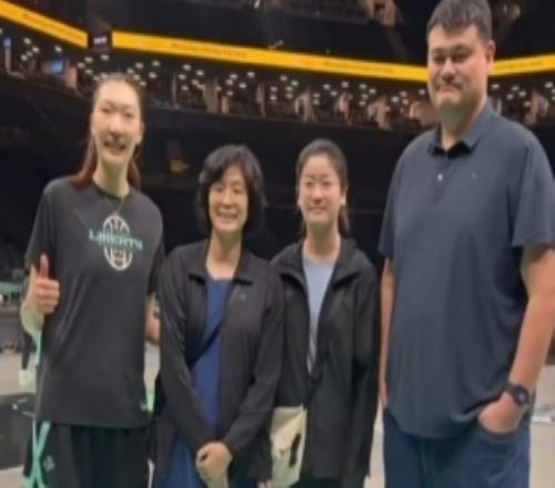 姚明携妻子女儿现身纽约观战自由人并和韩旭合影