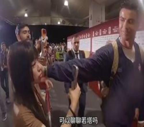 中国女记者赛后询问能否谈一谈若塔，C罗笑着抚摸了一下她的脸