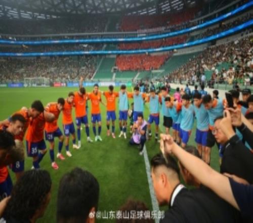 山东泰山客场02不敌北京国安，但所有队员咬牙坚守、顽强对抗
