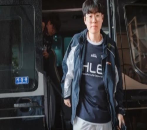 Zeus：良久没有和Bin交过手了，对方势头正盛以是我很是期待