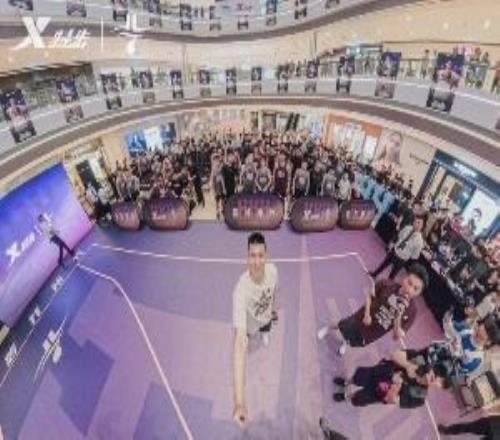 林书豪现身厦门开启球迷晤面会出席特步新店开业并助阵3V3篮球赛