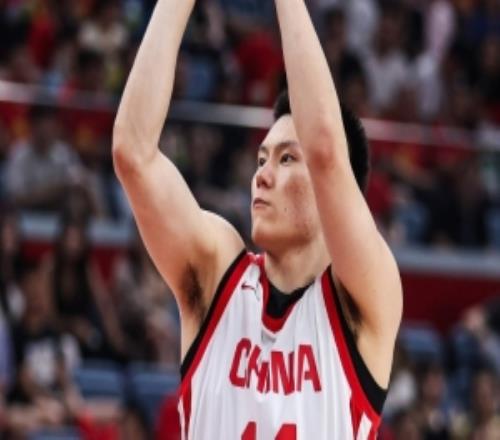 提上首发效果好！李弘权半场7投4中拿到9分1篮板2助攻正负值+16