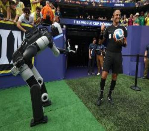 太阳报：巴西vs挪威FIFA安排人形机械人进场运送足球，引球迷质疑
