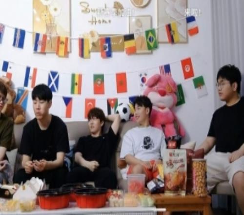 Rookie回归！和TheShy现身IG直播间五人寓目阿根廷对阵埃及