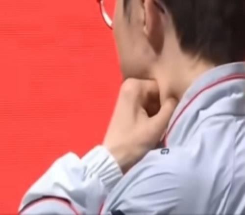 脖子不适照旧不敢相信不敌G2角逐竣事后Faker掐了掐自己的脖子