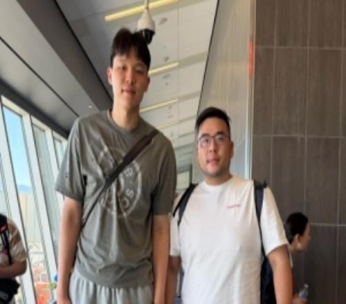 球迷拉斯维加斯机场偶遇杨瀚森！开拓者夏联首战将于后天开打！