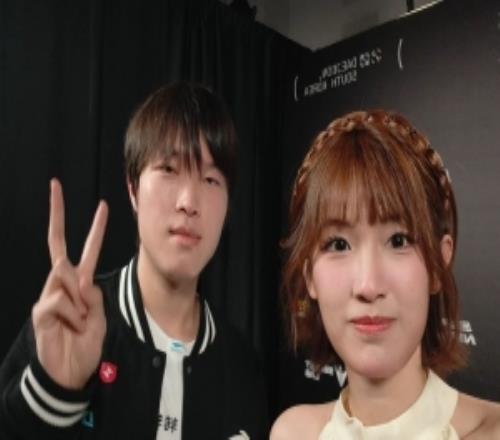 夏安发布和BLG选手合拍：如果今天胜利后做一个pose的话