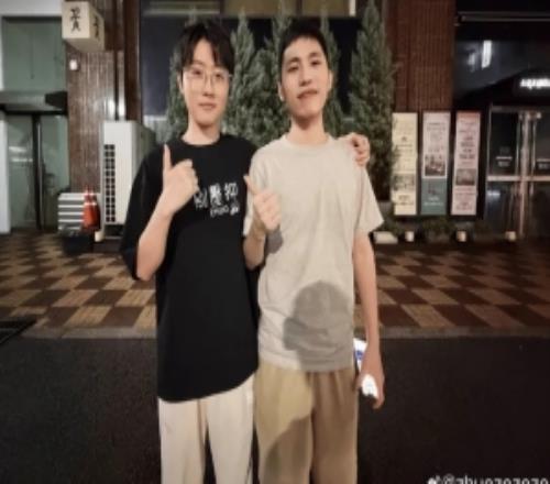 Zhuo晒和战马合影：时间过的真快，感受这小我私家怎么变年轻了