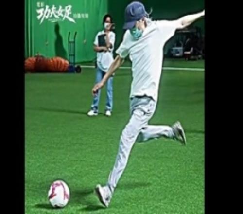 这力度谁能接住64岁周星驰片场秀“大力射门”，动作舒展连贯