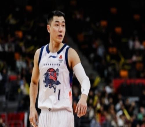 上季场均8.7分5.2助1.8断媒体人：山东向高诗岩开出两年顶薪合同