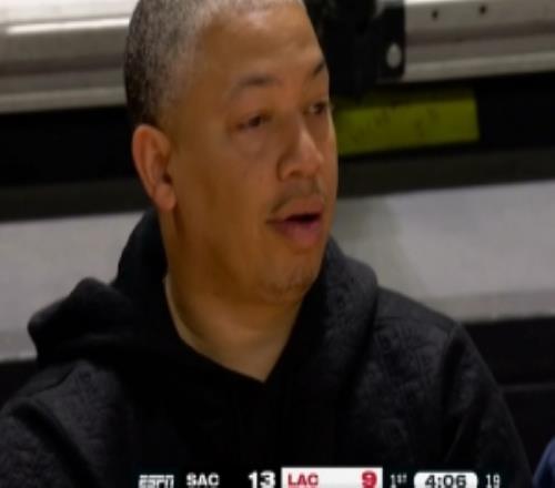 双手环抱了然于胸！今天快船夏联对阵国王泰伦卢场边考察球员
