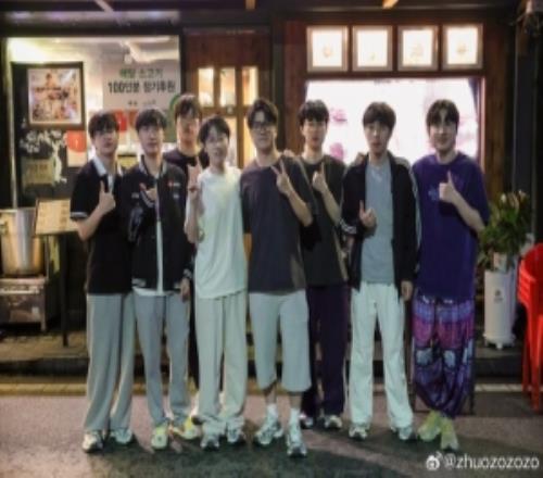 Zhuo分享赛后和Misaya一起和BLG全队吃饭合影：蹭上了
