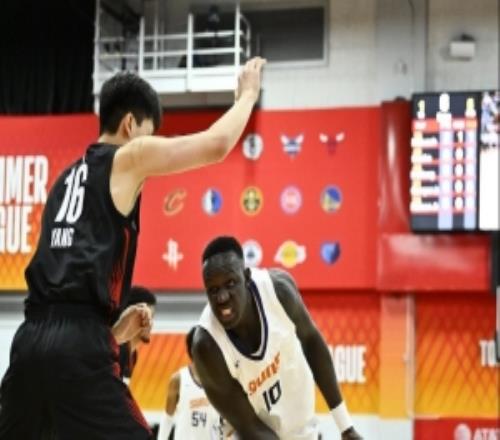 太阳夏联主帅：弗莱明和马卢阿奇均在今日角逐中遭遇抽筋困扰
