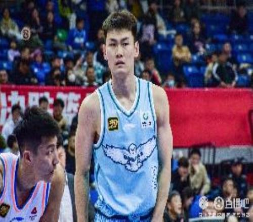 直播吧：青岛男篮与王睿泽签署了为期三年的C类条约