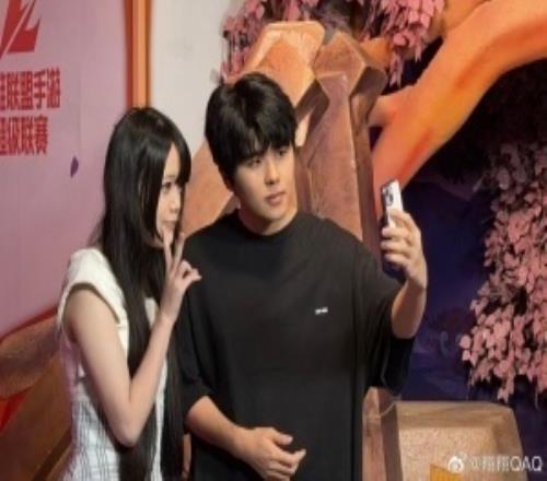 LWX分享与粉丝合照：兄弟们谢谢今天来玩有缘再见