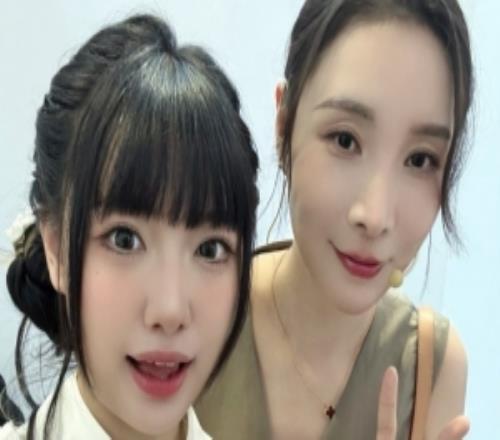 周敢敢分享与女流合照：有幸主持到了66姐的活动太开心了