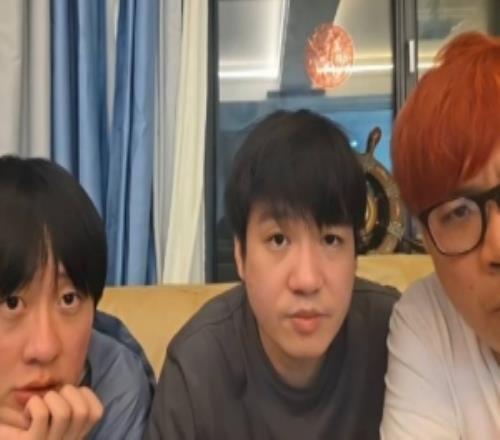 AJ：现在很难有18RNG的感觉唯一18RNG感觉的就是BLG多多鼓励