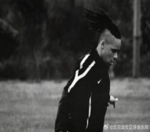 国安官方：沉痛获悉前球员马努因车祸不幸离世，向其家人致以哀悼