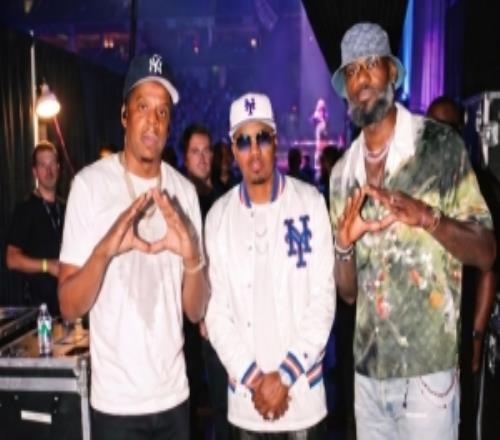 跨界交流！詹姆斯在JayZ纽约演唱会后台与JayZ和Nas合影
