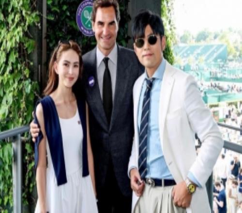 周杰伦晒与费德勒合影：很高兴再次来到温网，见到老朋友非常美好