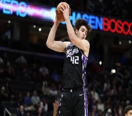 两位二年级生！雷诺上半场8中4得11分7板克利福德6中2得7分2板