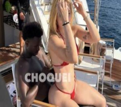 复合巴媒：前女友社媒晒照，衣着比基尼坐在维尼修斯腿上