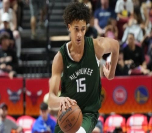 可圈可点！雄鹿13号秀阿门特7投3中获得7分5篮板