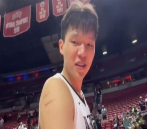 现场许多球迷喊加油！杨瀚森：一进来吓一跳都是说中文的