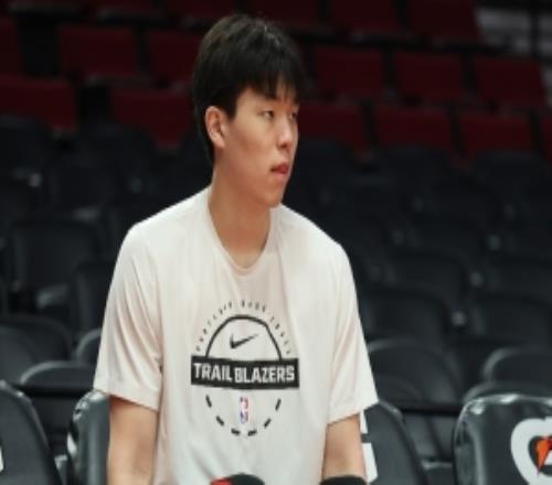 杨瀚森：已经能听得懂队友们在说什么但在采访方面照旧会差许多