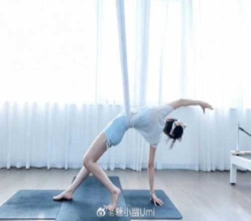 糖小幽分享瑜伽照：实力与柔韧共生沉淀自我，修定力、修良心
