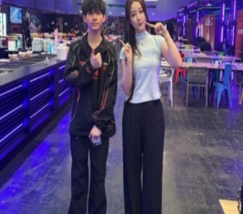 解说Kitty晒照：第一天收工好久没采访了