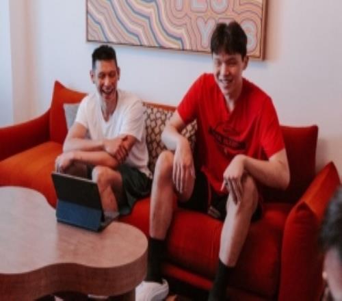 开拓者官方晒视频：林书豪指导杨瀚森两人不时有说有笑