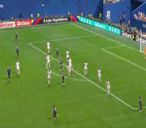 英格兰比分领先，组织防守时11人全线退守！30米内摆出“532”