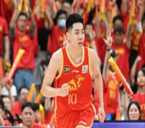 广厦男篮和朱俊龙续约3年球队今夏遇到了较为严重的资金问题