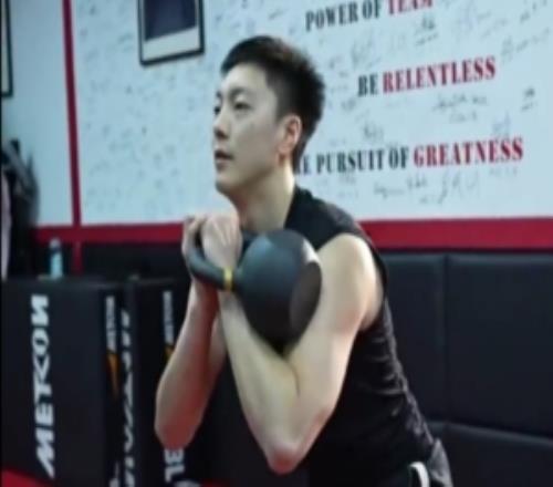 胡明轩最新训练视频曝光：手臂肌肉明显训练房里挥汗如雨
