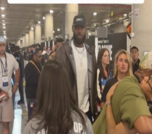 万众瞩目！詹姆斯已抵达球迷节活动现场准备现场录制播客