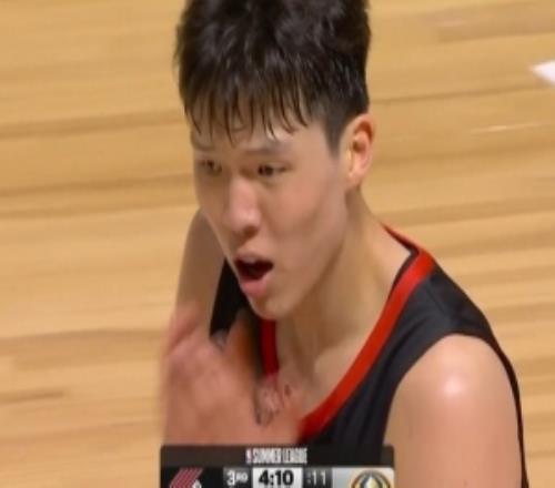 稳住！杨瀚森卡位被吹进攻犯规防守端再送对手迎面大帽