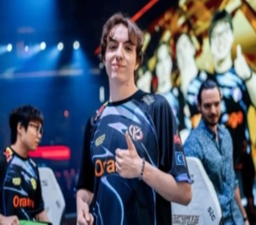 EWC官推分享Caliste照片并配文：王子将国王拉下了王座