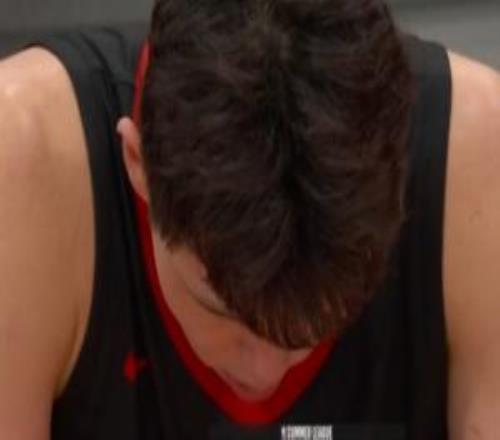 五天三赛累爆了！杨瀚森坐在替补席低头大口喘气！