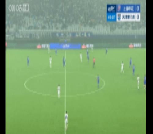 滂湃大雨！申花vs津门虎下半场，现场雨势很大