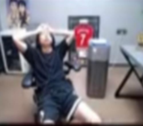 瘫坐在电竞椅上！水晶哥：兰博有来中路撒过大只会带线！