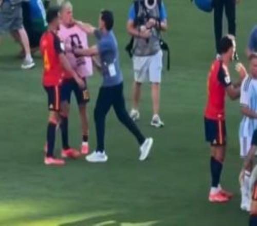 冲突一直！赛后现场实拍，阿根廷助教阿亚拉给了奥尔莫一拳