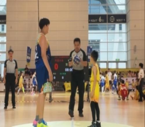 这是八岁NYBO天下总决赛U9组别惊现1米85中锋上演最萌身高差
