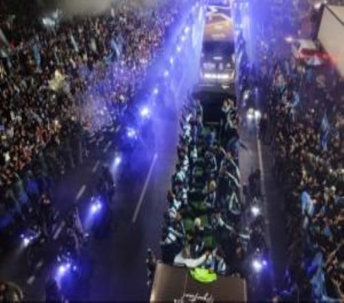 阿根廷归国获得狂热接待！众人夹道接待敞篷大巴车，斯卡洛尼招手