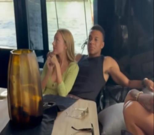 已开启度假模式，姆巴佩与女友在游艇上看天下杯决赛
