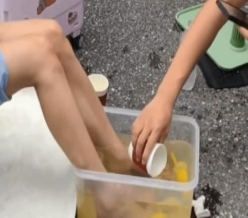 抽象！国内漫展卖女coser"洗脚水"现场粉丝直接拿杯子舀