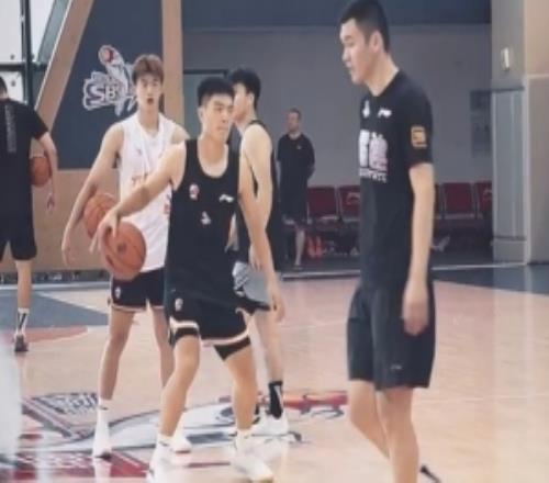 福建男篮夏训进行时！专注当下继续打磨！