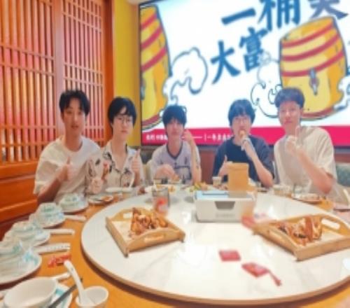 战胜EDG后，LGD分享队伍聚餐照：哥几个吃上了